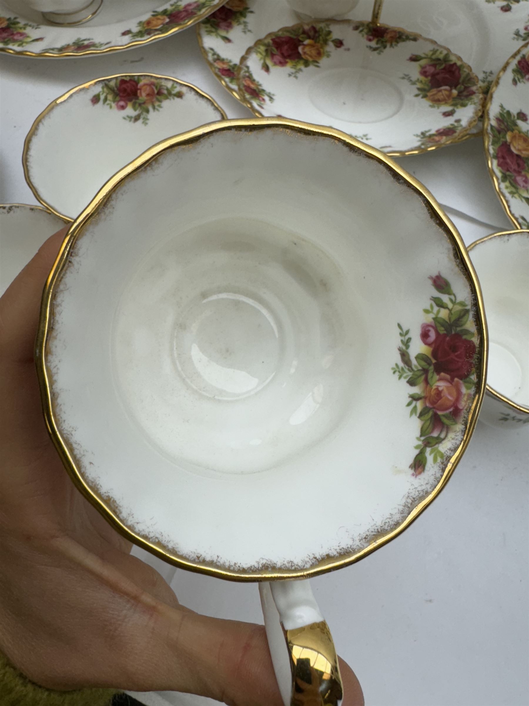 Royal Albert Old Country Roses pattern tea and dinner wares, including tiered cake stands, cake plate, napkin rings, egg cups, pierced serving platters, etc 