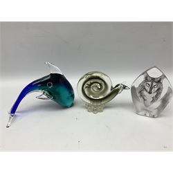 Quantity of glassware to include Mats Jonasson colour wolf paperweight, Murano dolphin and flamingo figures, Caithness Dignity and Tango paperweights, set of six Edinburgh Crystal glass tumblers, art glass dish etc