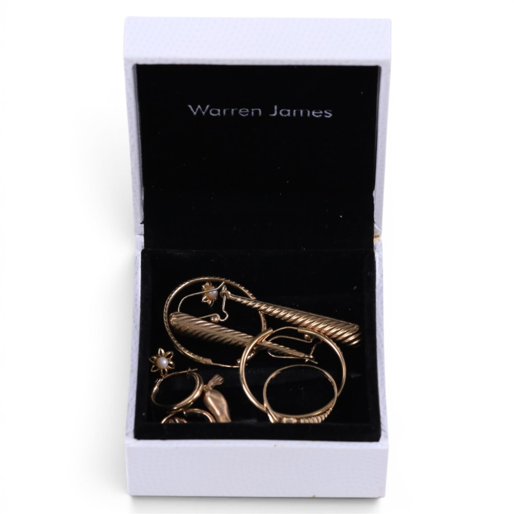 9ct gold jewellery, including two pairs of hoop earrings, pendant earrings, Italian horn charm, bean charm, faux pearl flower earrings and a faux pearl ring