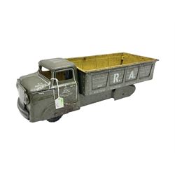 Louis Marx tin plate scale model of Royal Artillery Army transport lorry, circa 1940, H11cm, L32cm 