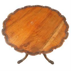Georgian mahogany pie crust occasional table, the circular dished top with scalloped and moulded edge, raised on a turned pedestal with three cabriole supports terminating in pad feet