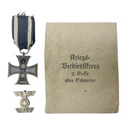 WW1 German Iron Cross 2nd Class with ribbon and 1939 spange; ring indistinctly stamped, possibly Fr. for Friedlander; and an original issue packet