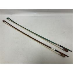 Zest full size pink violin, with a solid wood body and maple head, with matching pink bow and two further bows, in a hard case Length 60cm