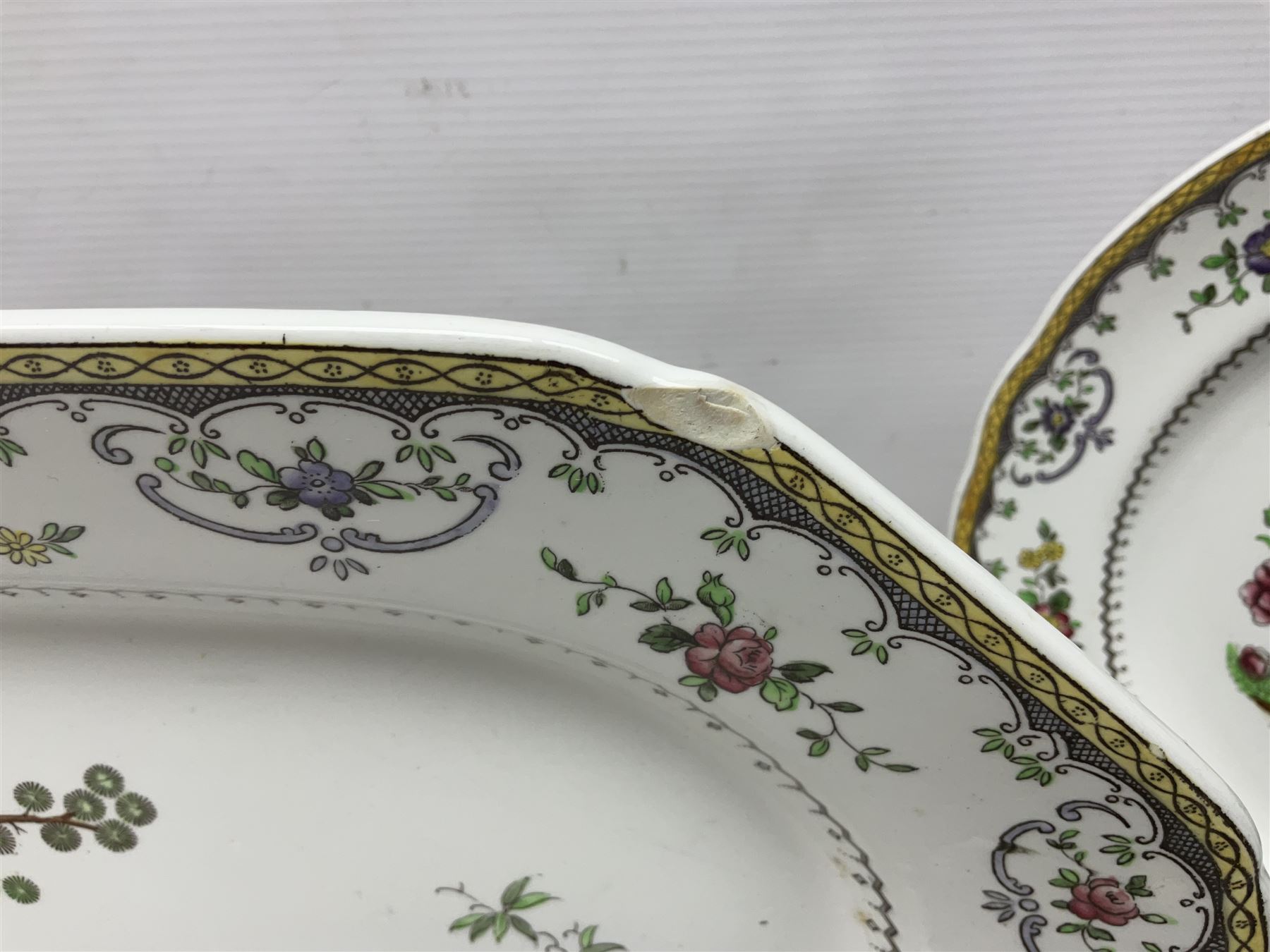 Copeland Spode Chelsea pattern part dinner service, to include seventeen dinner plates, eight side plates, Fifteen soup bowls in two sizes, meat platter etc (53)