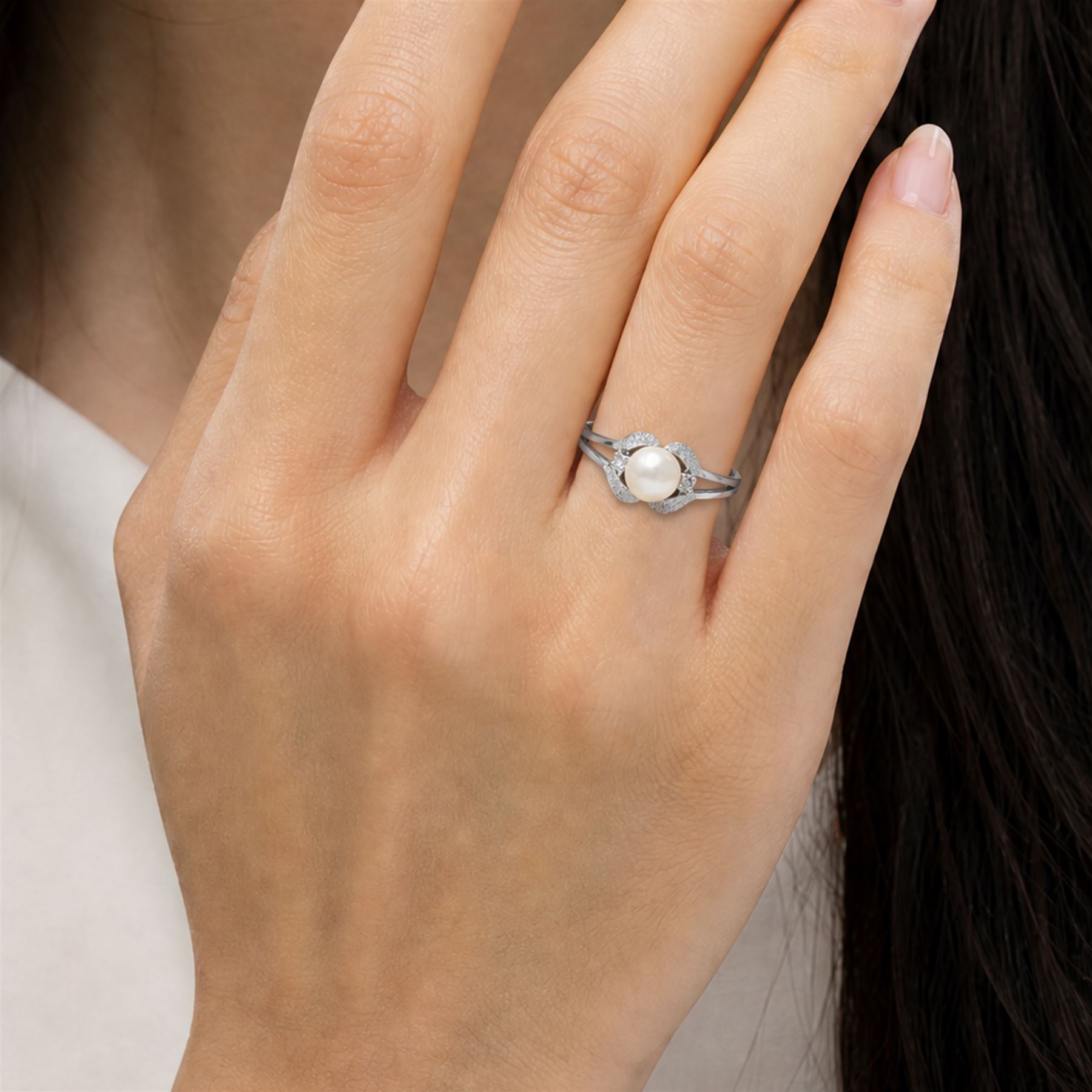 14ct white gold pearl and diamond three stone ring, single cultured white / cream pearl with a single cut diamond set either side, stamped 585