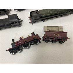 ‘00’ gauge - Airfix locomotive model kits comprising series 4 City of Truro kit and empty series 4 box, series 4 Mogul, two series 4 Harrow kits, all boxed; together with Rosebud Kitmaster Stirling kit and quantity of loose plastic locomotives and tenders from Airfix, Kitmaster, Ratio etc 