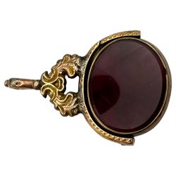 18ct gold diamond daisy cluster ring and a gold-plated carnelian and bloodstone spinner fob, fob L5.5cm