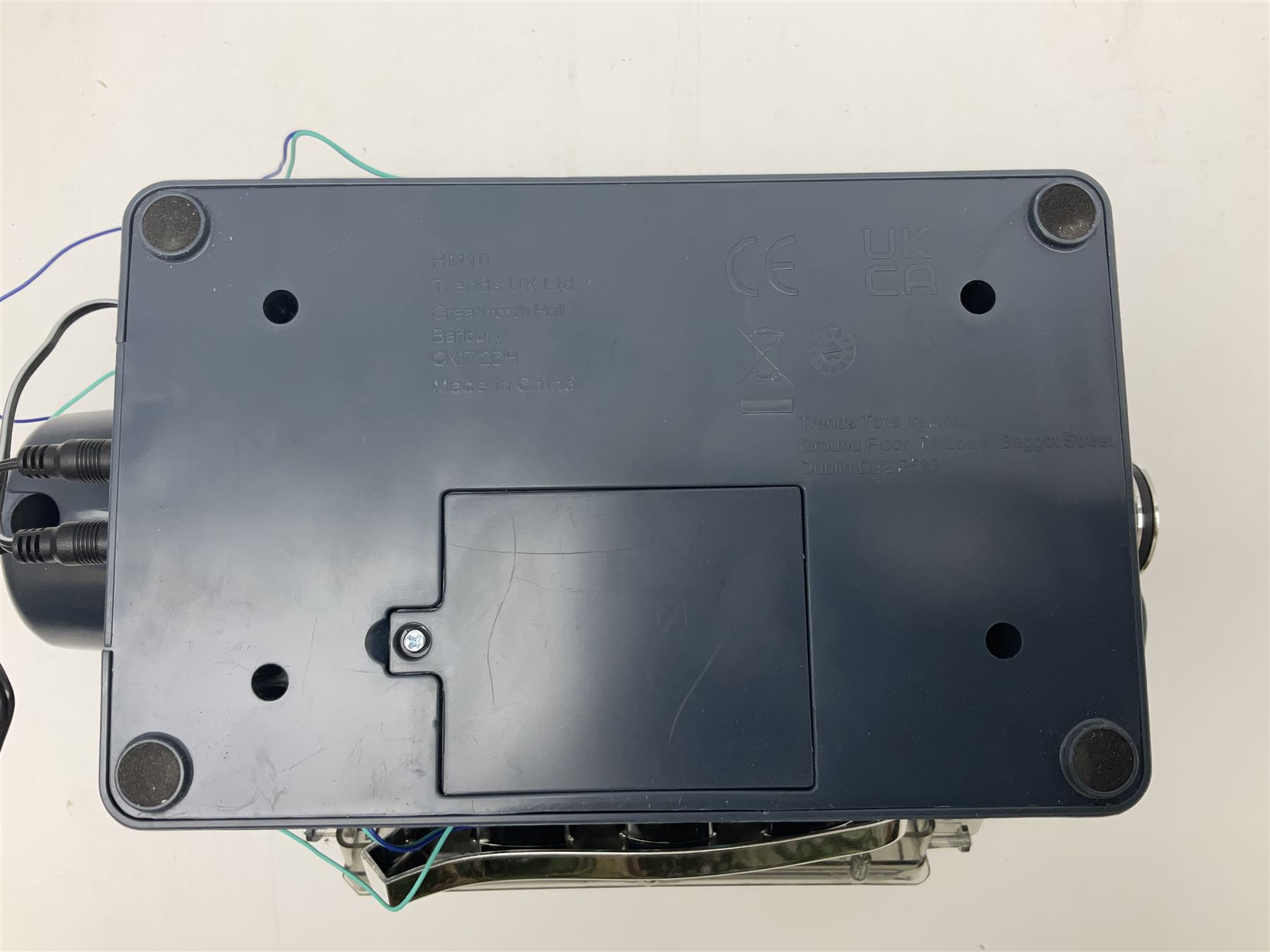 Machine Works battery operated model of a V8 car engine featuring working parts, sound and illuminating spark plugs L29cm