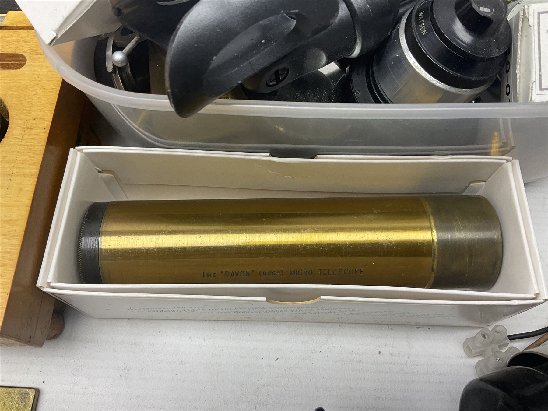 Large collection of microscope lenses, for various microscopes 