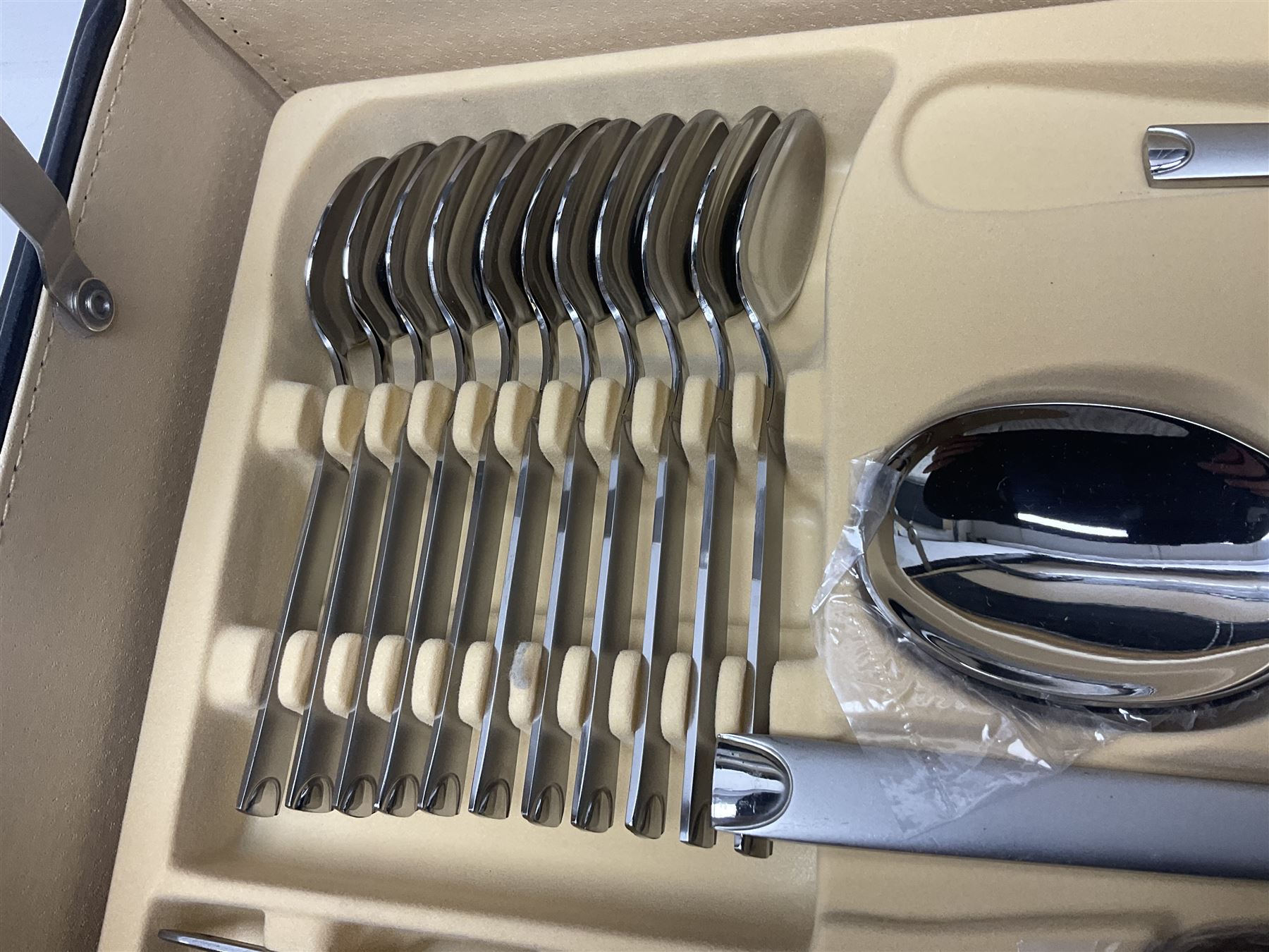 Swiss Besteckkoffer Anastacia Edelstahl canteen of Cutlery, housed in original briefcase, with paperwork