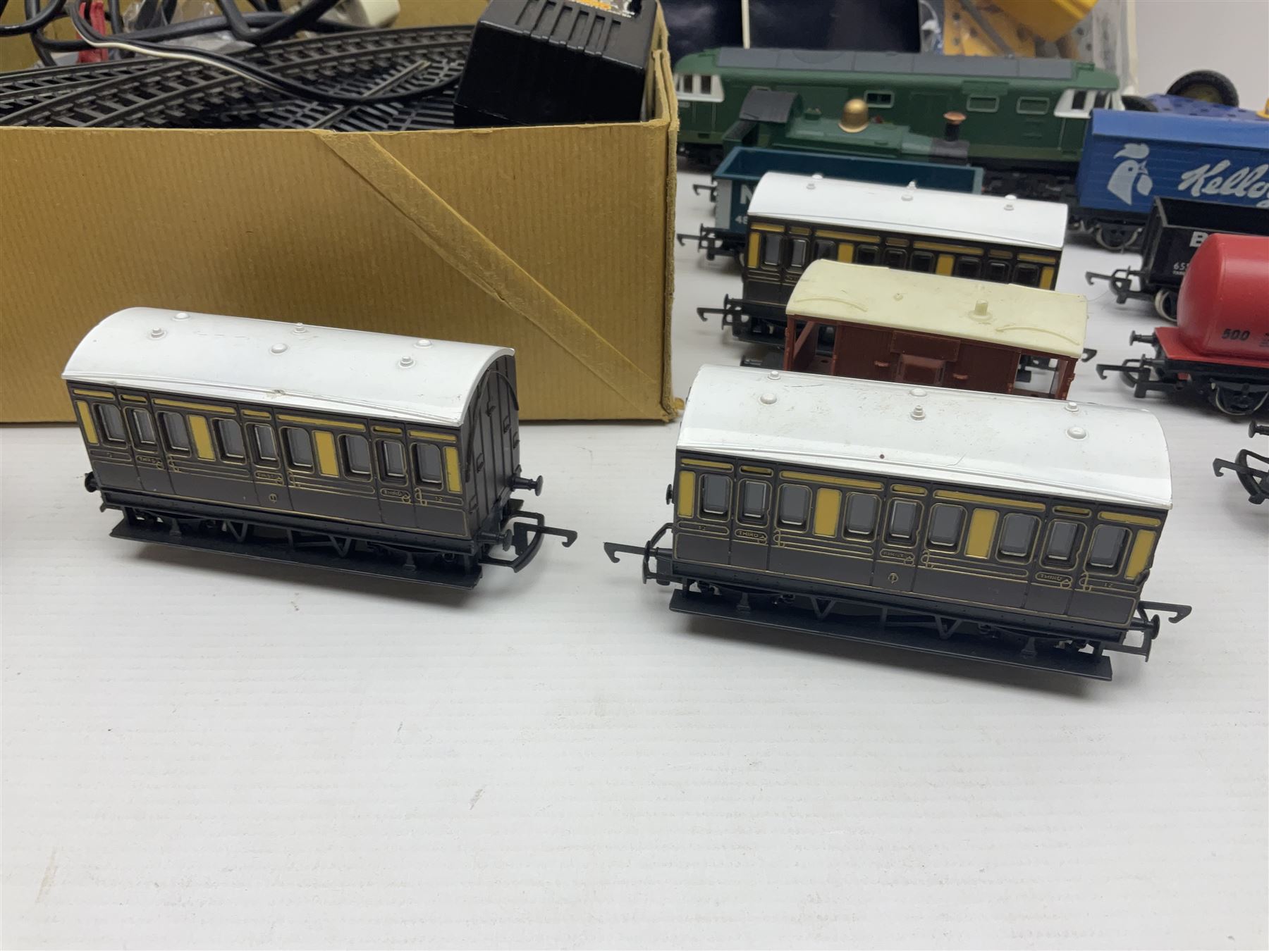 Hornby '00' gauge - Class 35 Hymek Diesel Hydraulic B-B locomotive No.D7063; Class 101 Holden Tank 0-4-0 locomotive No.101; nine wagons/coaches; track and controller; and 1978 catalogue; together with small quantity of loose Meccano with two booklets; all unboxed