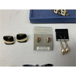 9ct gold and 9ct gold stone set jewellery oddments, Whitby jet necklace and a collection of vintage and later costume jewellery 