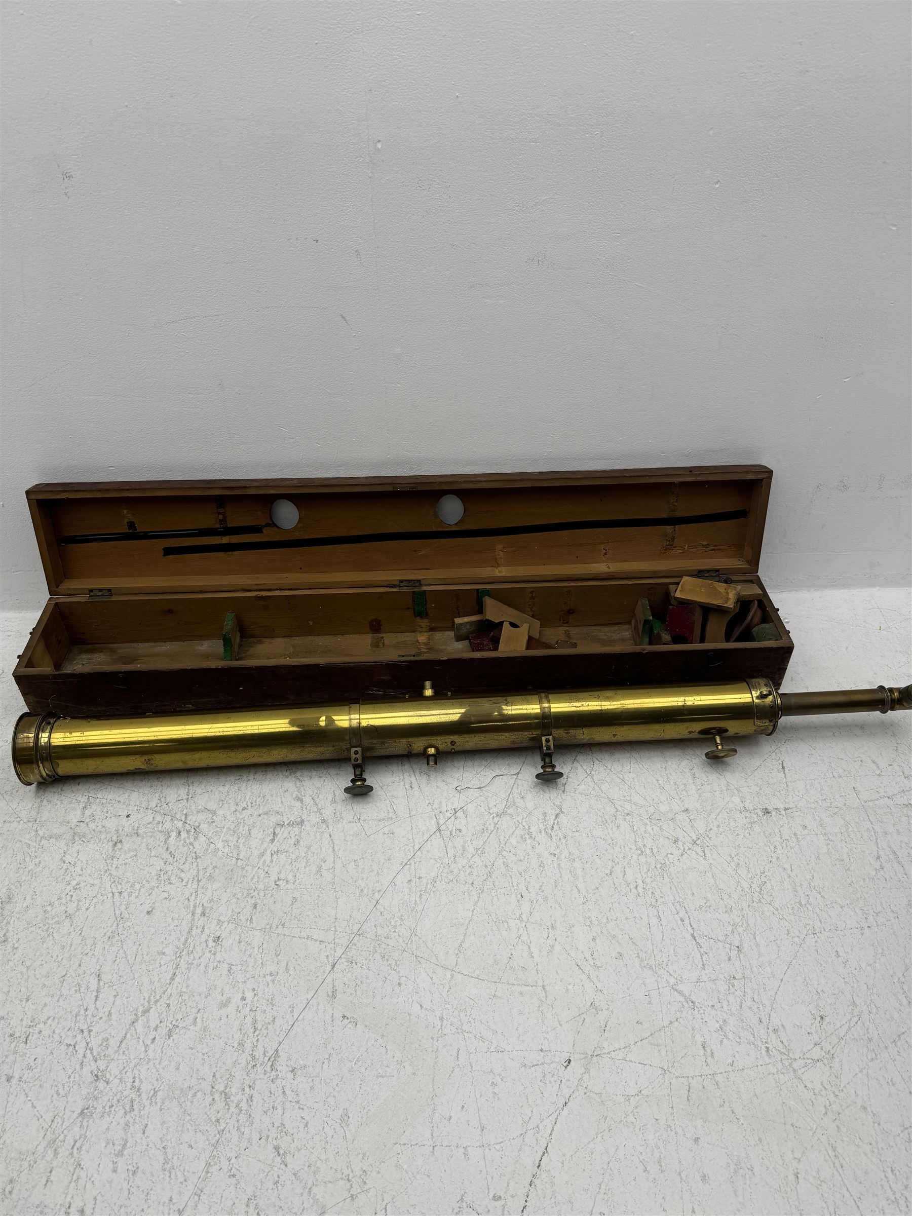 19th century brass reflecting telescope by Dring & Fage, London, the cylinder with inter-changable eyepieces and mounted with sighting scope, contained within wooden box, cylinder diameter 4.5in, length (without lens) 52in 