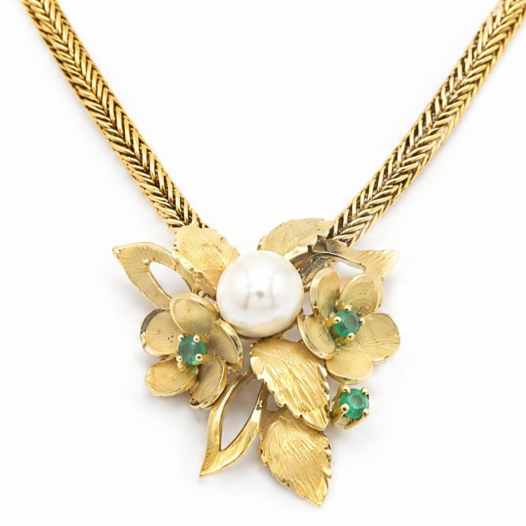18ct gold pearl and emerald floral necklace, single cultured white / pink pearl, with leaf and emerald set flower surround, to a wheat link chain necklace, stamped