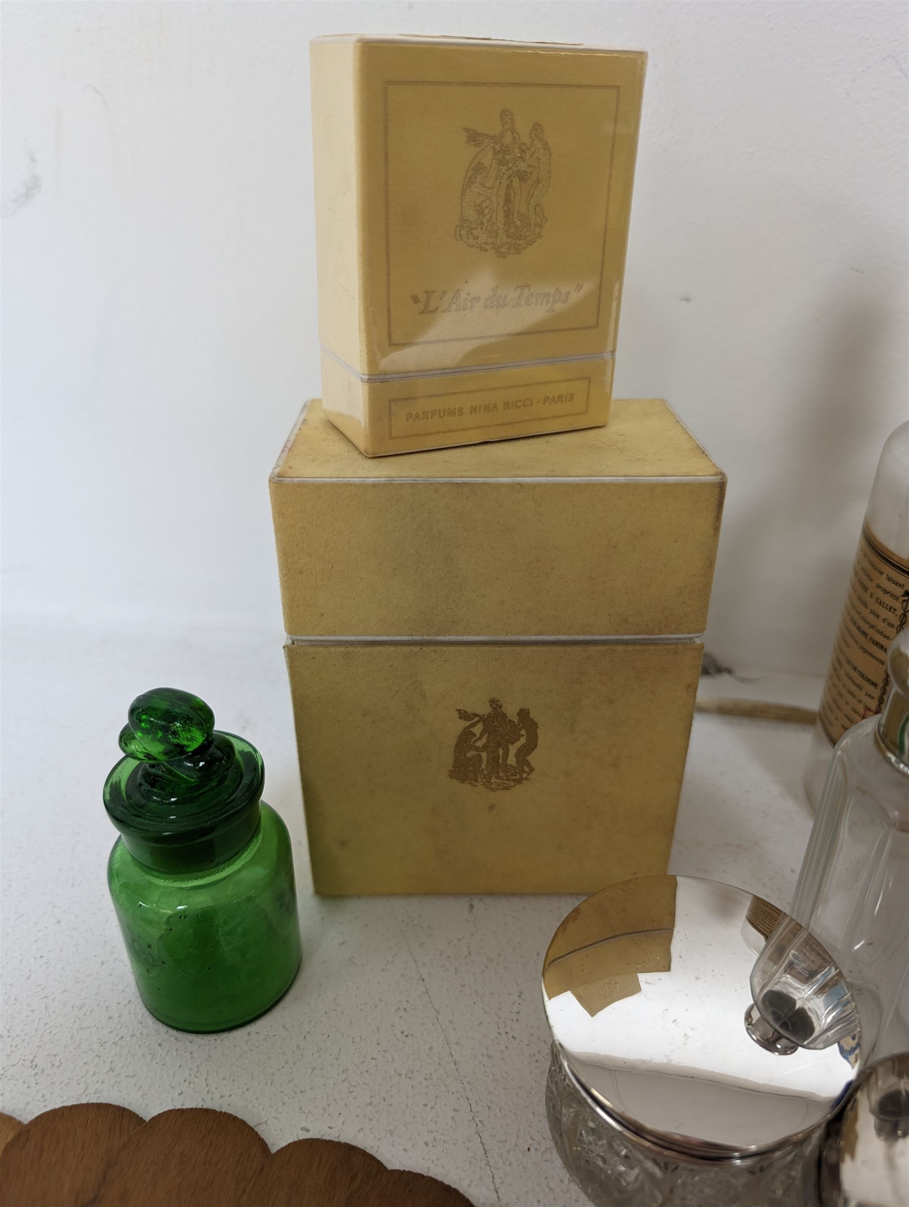 Vintage scent bottles and perfumes, including Roger & Gallet Jean Marie Farina, Nina Ricci L'Air du Temps, Avon Moonwind together with a boxed Bourjois compact etc