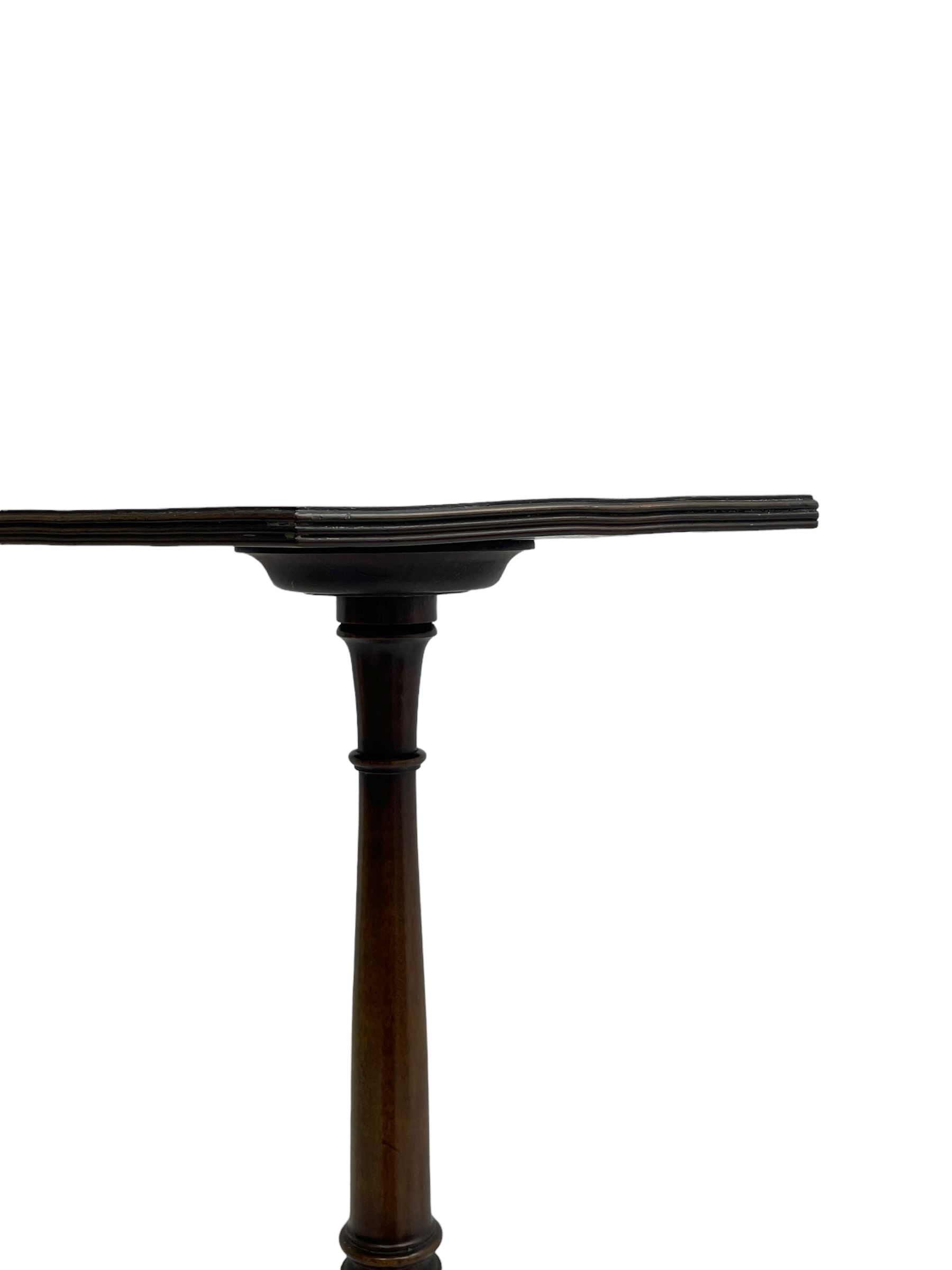 Fine Georgian design mahogany pedestal table, hexagonal top with reeded moulded edge, raised on a slim turned vasiform column with splayed tripod base and spade feet