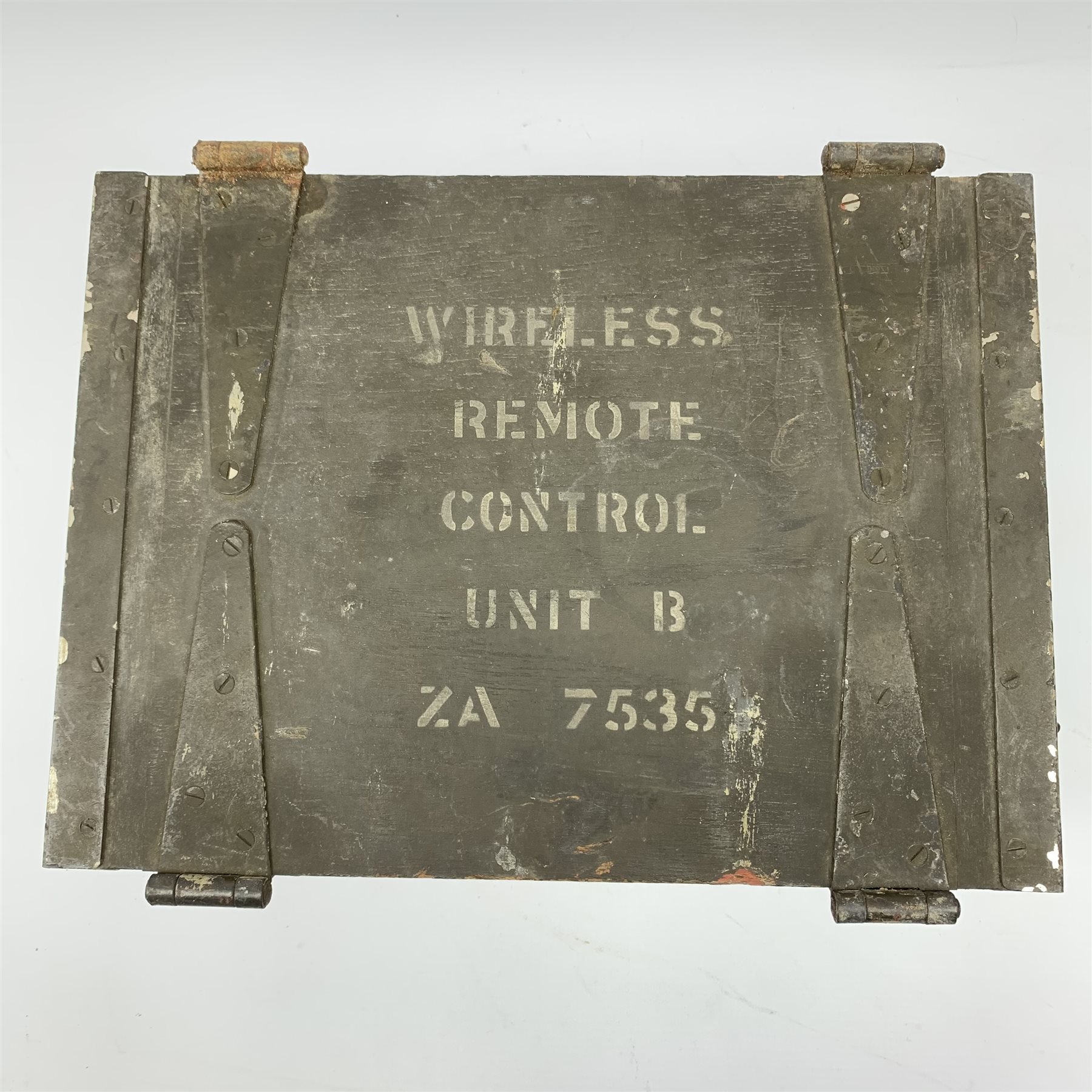 WW2 Military Wireless Remote Control Unit B ZA 7535, in green painted metal bound wooden carrying box with instruction plaque, No.9384 T.M.C. 1940 L32cm