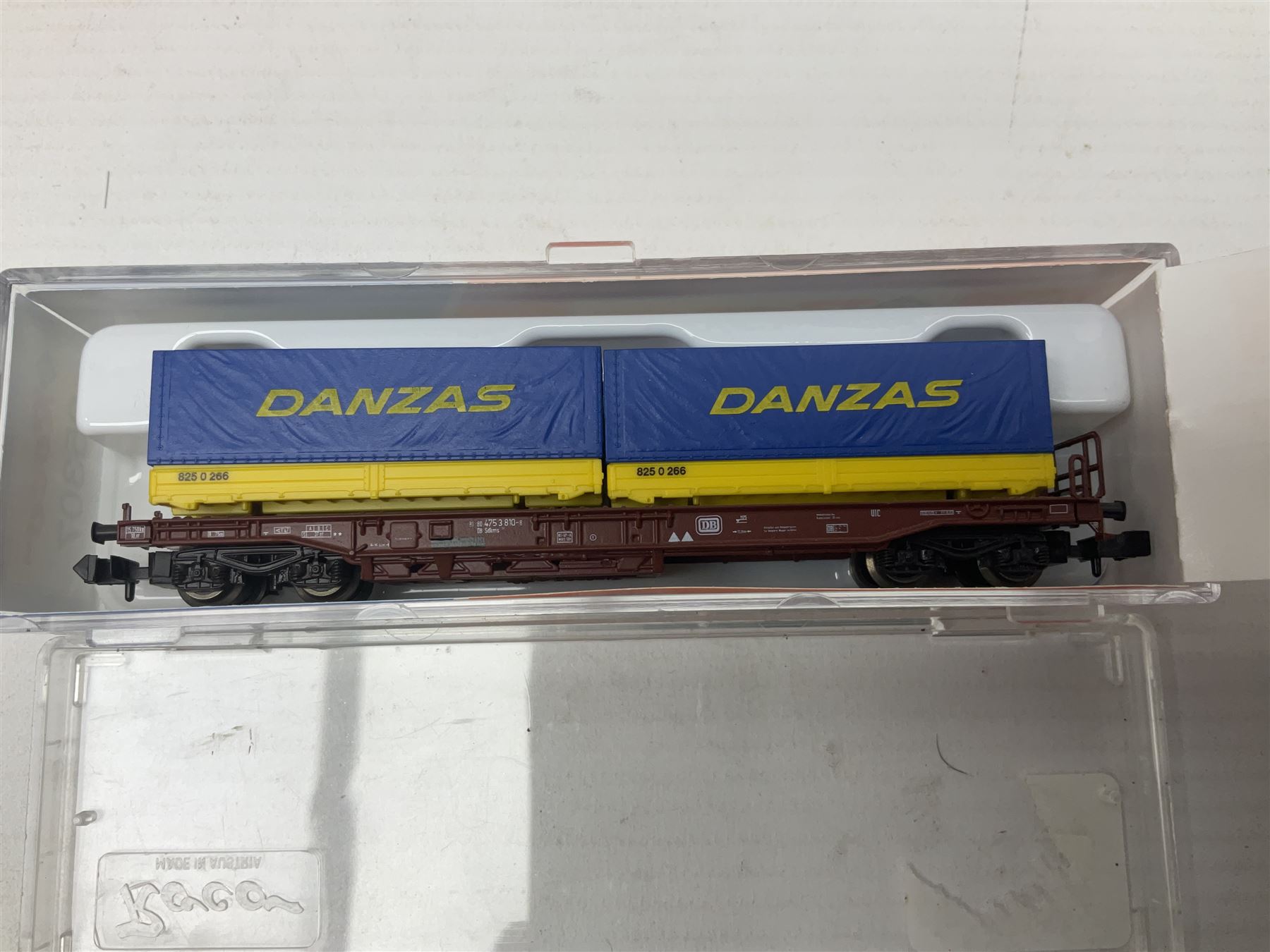 Roco 'N' gauge - 23259 BR 290 German Diesel locomotive and 25307 flat wagon with two containers; both boxed; and two Arnold 'N' gauge passenger coaches Nos.3202 and 3825; both boxed (4)