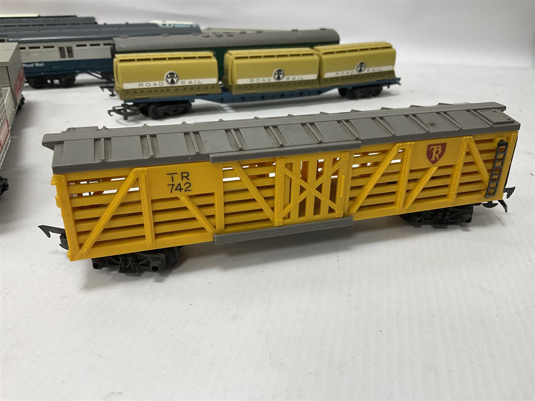 Hornby/Tri-Ang ‘00’ gauge - eight various coaches and eighteen goods wagons; all unboxed (26)