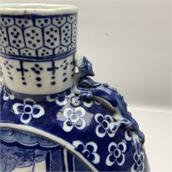 Chinese blue and white moon flask vase, the central panel depicting figures, bordered by floral decoration, with lizard handles to each shoulder, upon an oval foot, H25cm