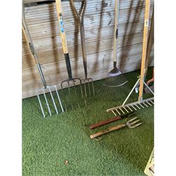 Selection of gardening tools and Draper wet and dry vacuum  - THIS LOT IS TO BE COLLECTED BY APPOINTMENT FROM DUGGLEBY STORAGE, GREAT HILL, EASTFIELD, SCARBOROUGH, YO11 3TX