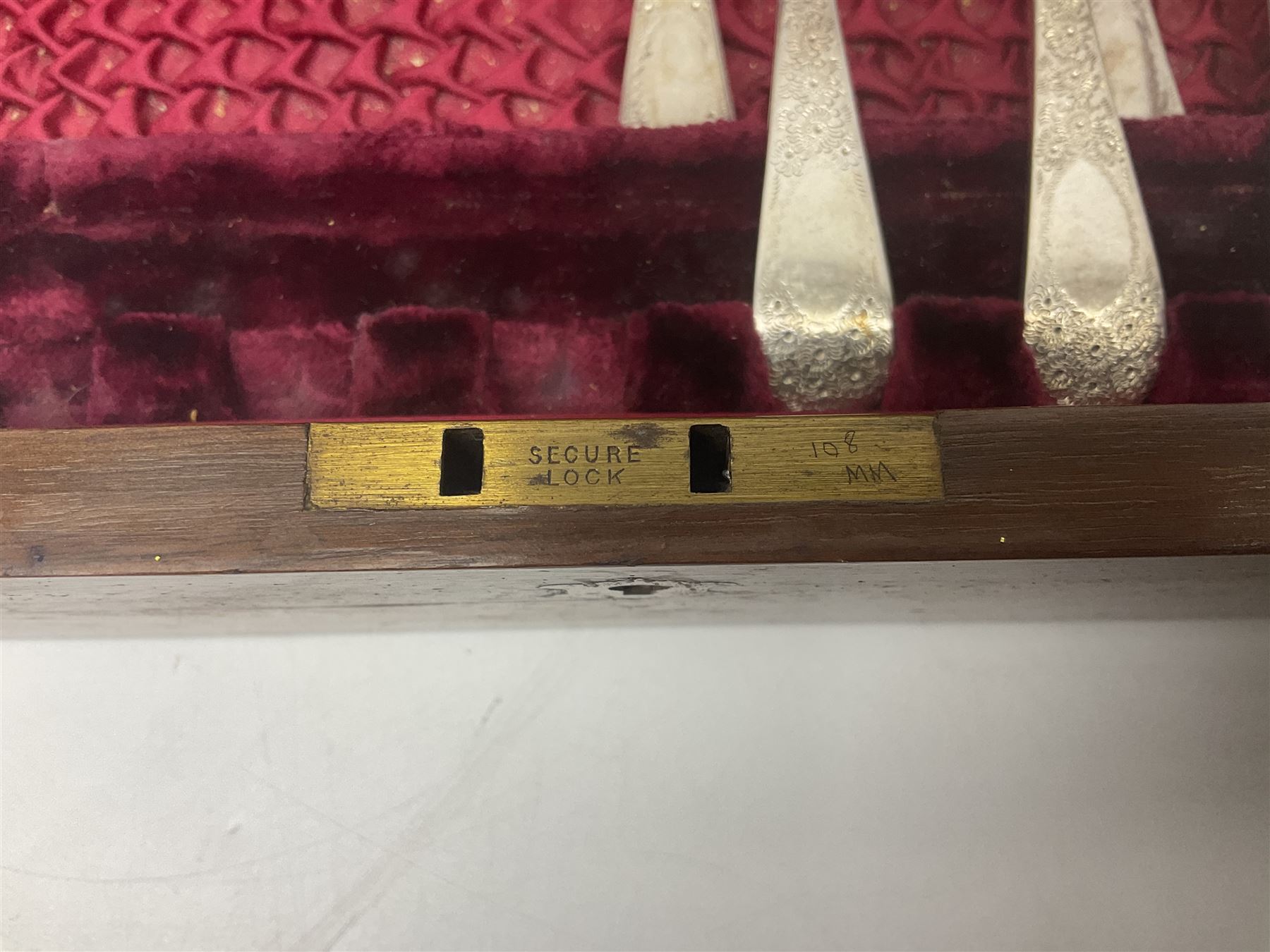 Canteen of cutlery by George Davis, Halifax, with silver ferrules 