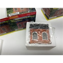 Hornby '00' gauge - nineteen Skaledale trackside buildings/accessories including R8542 Holly Farm Workshop, R9671 GWR Water Column and Crane, R8716 Upper Skaledale Main Building, R8657 Roundabout, R8993 Water Cleansing Tank, R8709 Fuel Oil Tanks, R8741 Purifiers, R9531 Magna Waiting Room etc; all but one boxed (19)