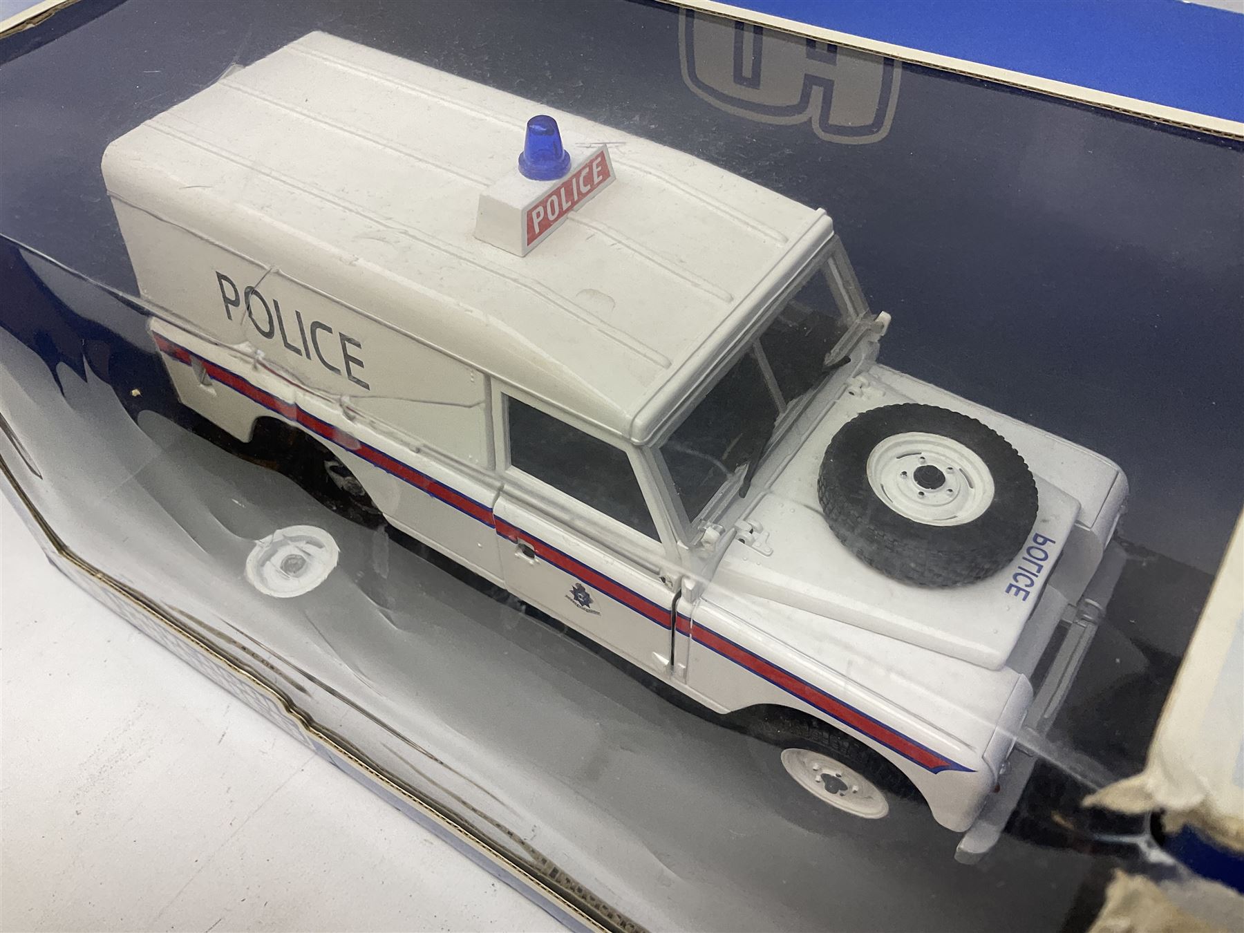 Six 1:18 scale die-cast models - Road Legends Chevrolet Nomad (1957) and Ford Fairlane Crown Victoria (1955); Universal Hobbies MGB-GT Mk.1 4-cylinder Old English White and Land Rover Serie III Police Patrol; Road Tough Shelby Cobra 427S/C (1964); and Mira 1955 Buick Century; all boxed (6)