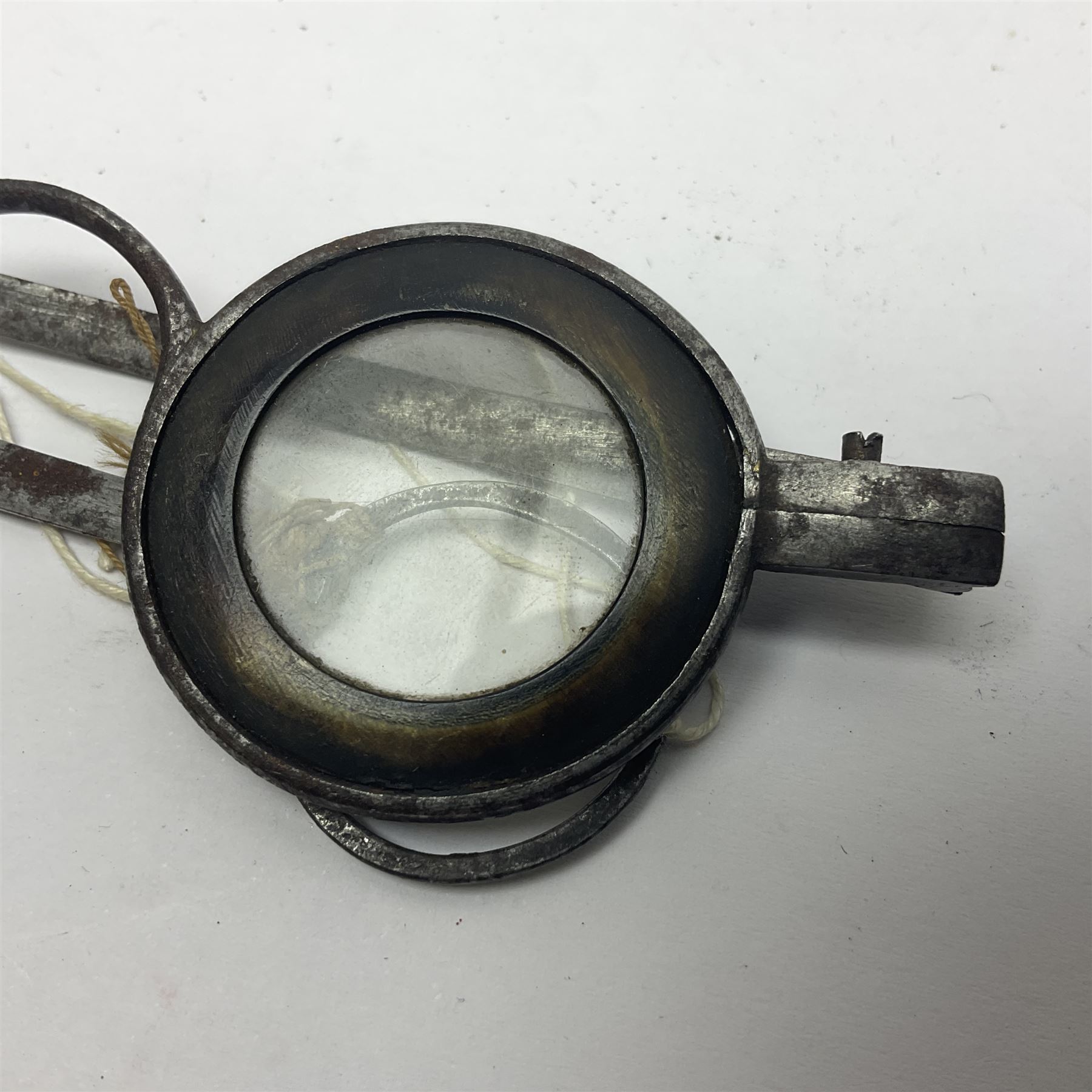 Pair of 18th century horn and steel rimmed spectacles, arm L10.5cm, rim D3.5cm