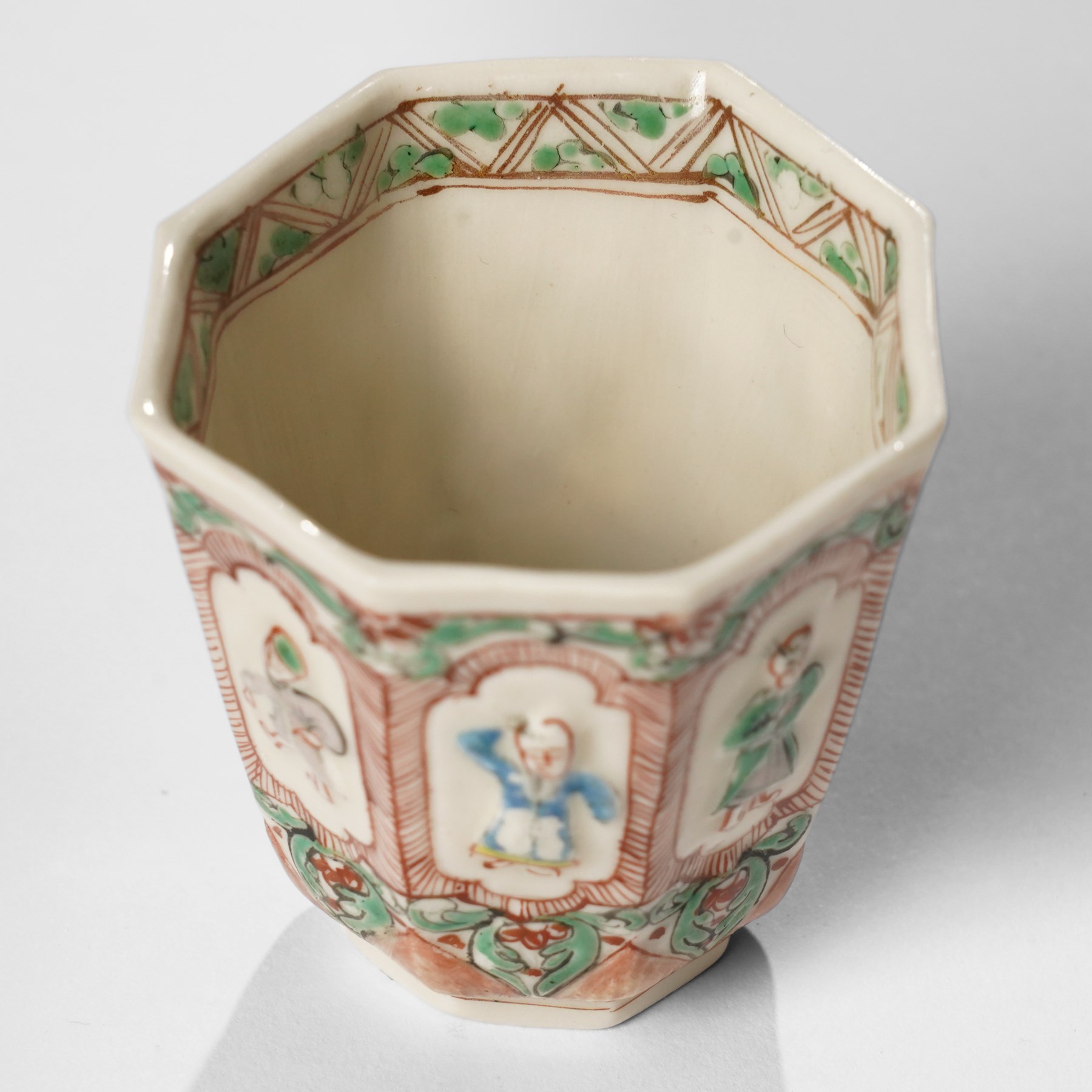 Pair of Chinese Kangxi period Blanc de Chine octagonal 'Immortals' beakers, Dehua, enamelled in Europe, Shi Zhongtun mark to base, H6.5cm (2)