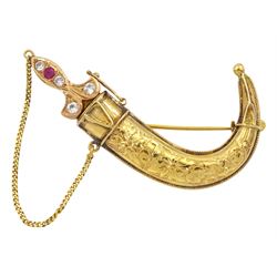 Early 20th century 20ct gold Middle Eastern Jambiya dagger brooch, the rose gold handle set with paste stones and scabbard with engraved floral decoration 