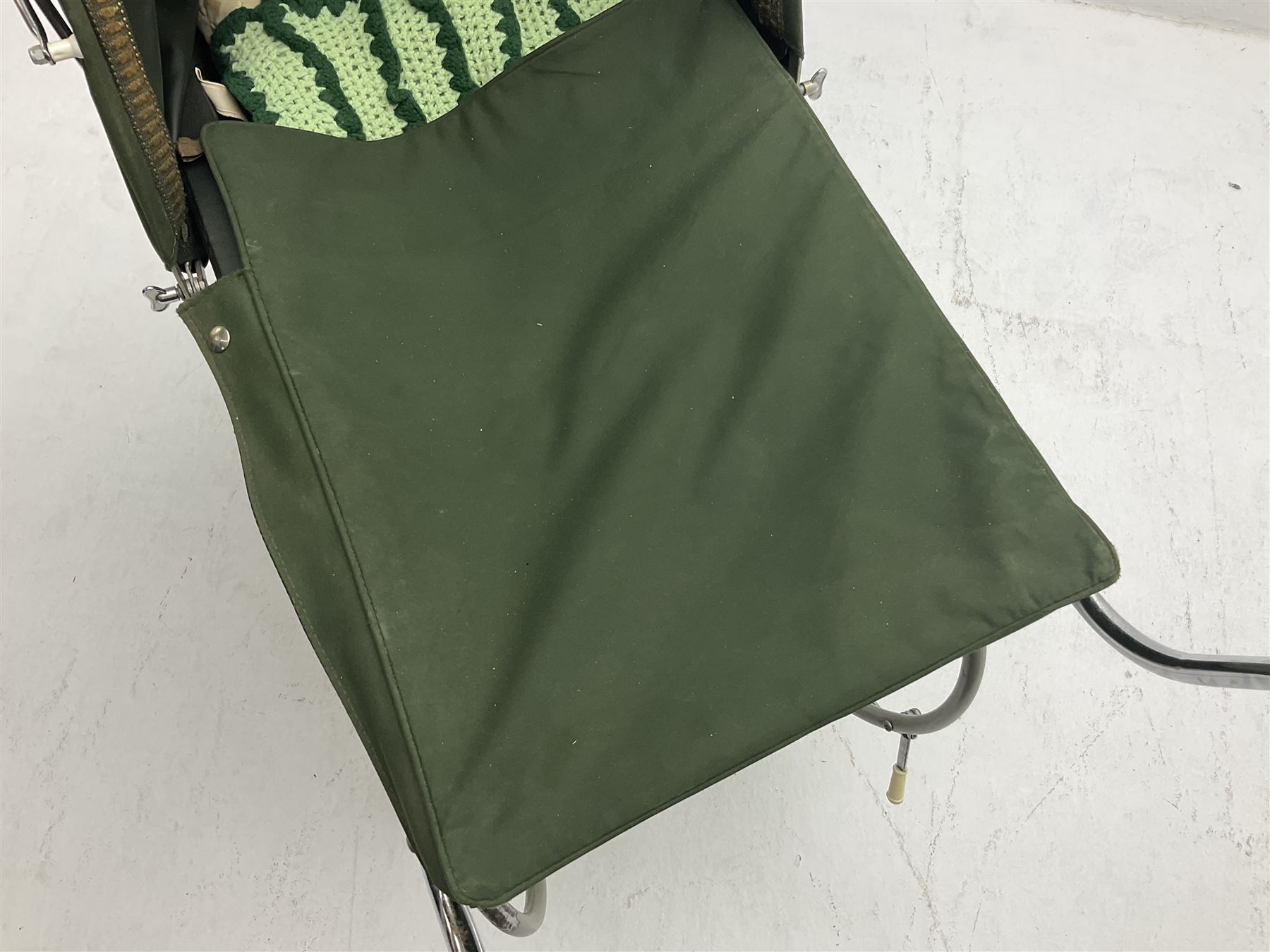 Silver Cross coach-built doll's pram with green fold-down hood and cover, sprung tubular frame, chrome and white handle, four spoked wheels with brake, mattress, pillow and bedding L97cm