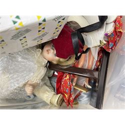 Quantity of dolls to include Alberon Juliana Doll of the Year 2001, and other porcelain dolls, in one box 
