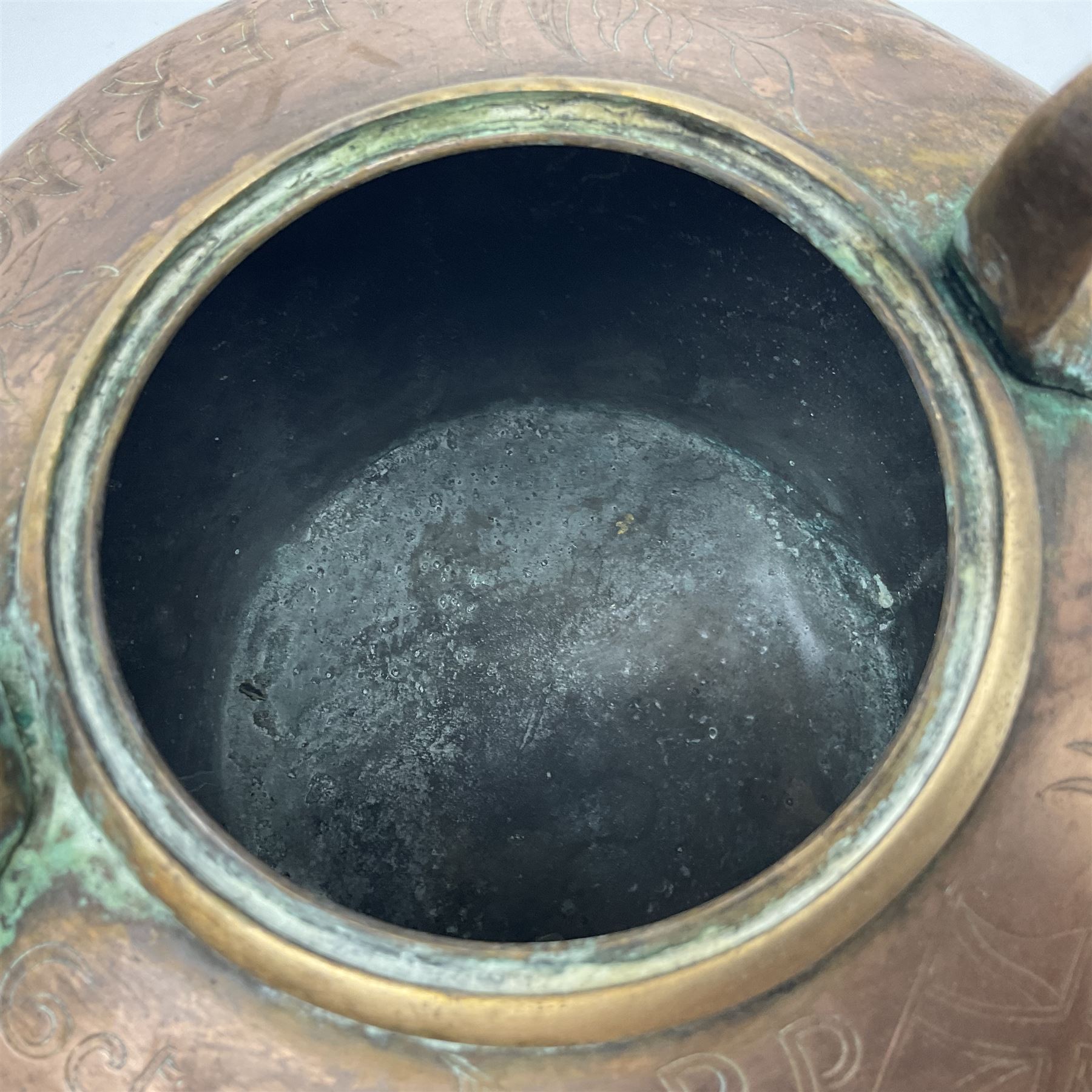 Engraved copper kettle, with Baden Powell Mafeking decoration with union jack flags, with finial modeled as Baden Powell, H31cm