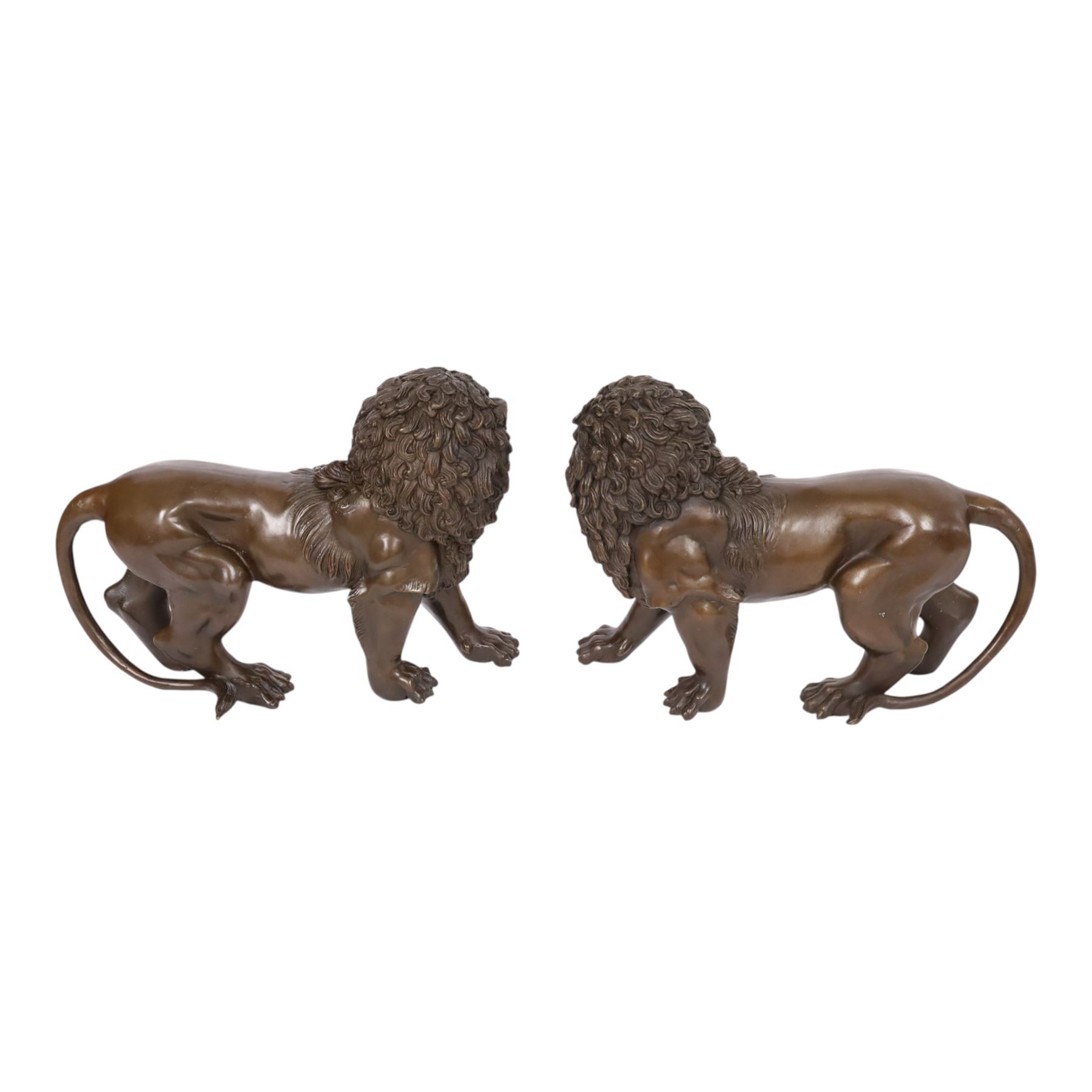 Pair of opposing bronze lions, H22.5cm L27cm