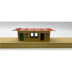 Hornby Dublo - wooden D1 Main Line Station and D1 Goods Depot, both in pale blue boxes; die-cast D1 Through Station in plain blue box; die-cast D1 Island Platform and D1 Signal Cabin, both in blue striped boxes (5)
