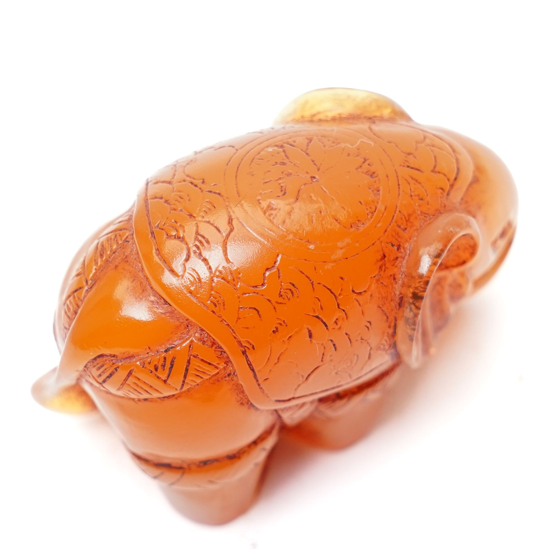Japanese Meiji period carved amber netsuke in the form of an elephant, signed with single character mark to base, W4cm