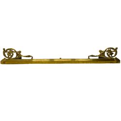 Pair early 20th century brass telescopic fire fenders, with twist stretchers supported by scrolled leaf and figural brackets, W133cm (closed)