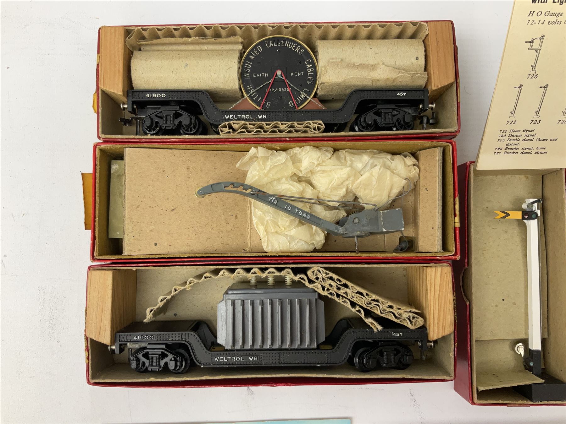 Trix Twin railway - two Weltrol wagons Nos.679 & 680 with factory packaging; Crane on Base No.715; and five various signals (three with instructions); all boxed (8)