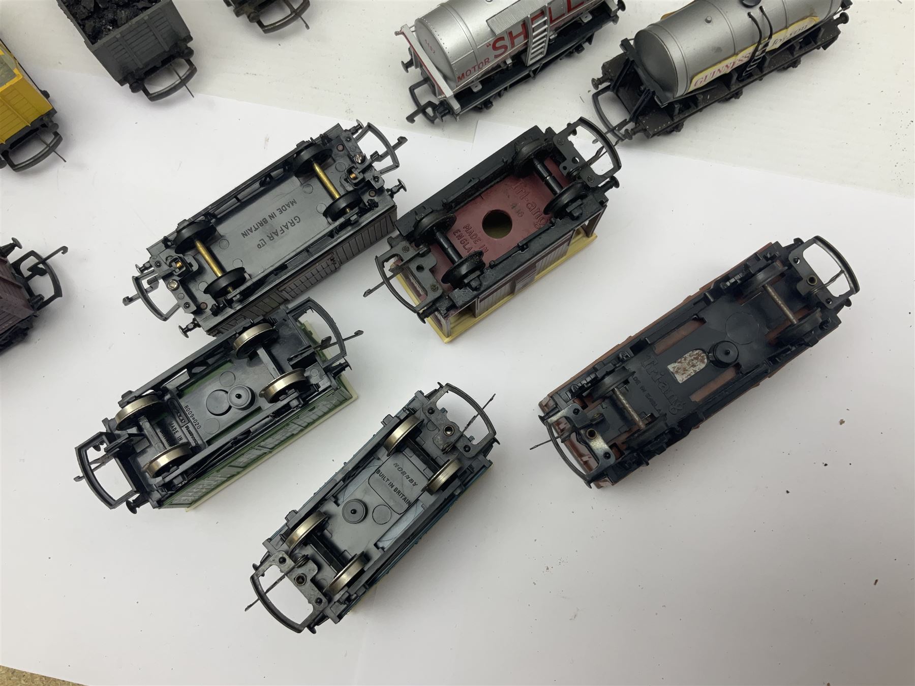 Various makers ‘00’ gauge - large quantity of rolling stock to include boxed Mainline, Graham Farish and Wrenn examples; loose examples to include Hornby, Tri-Ang, Joeuf etc 