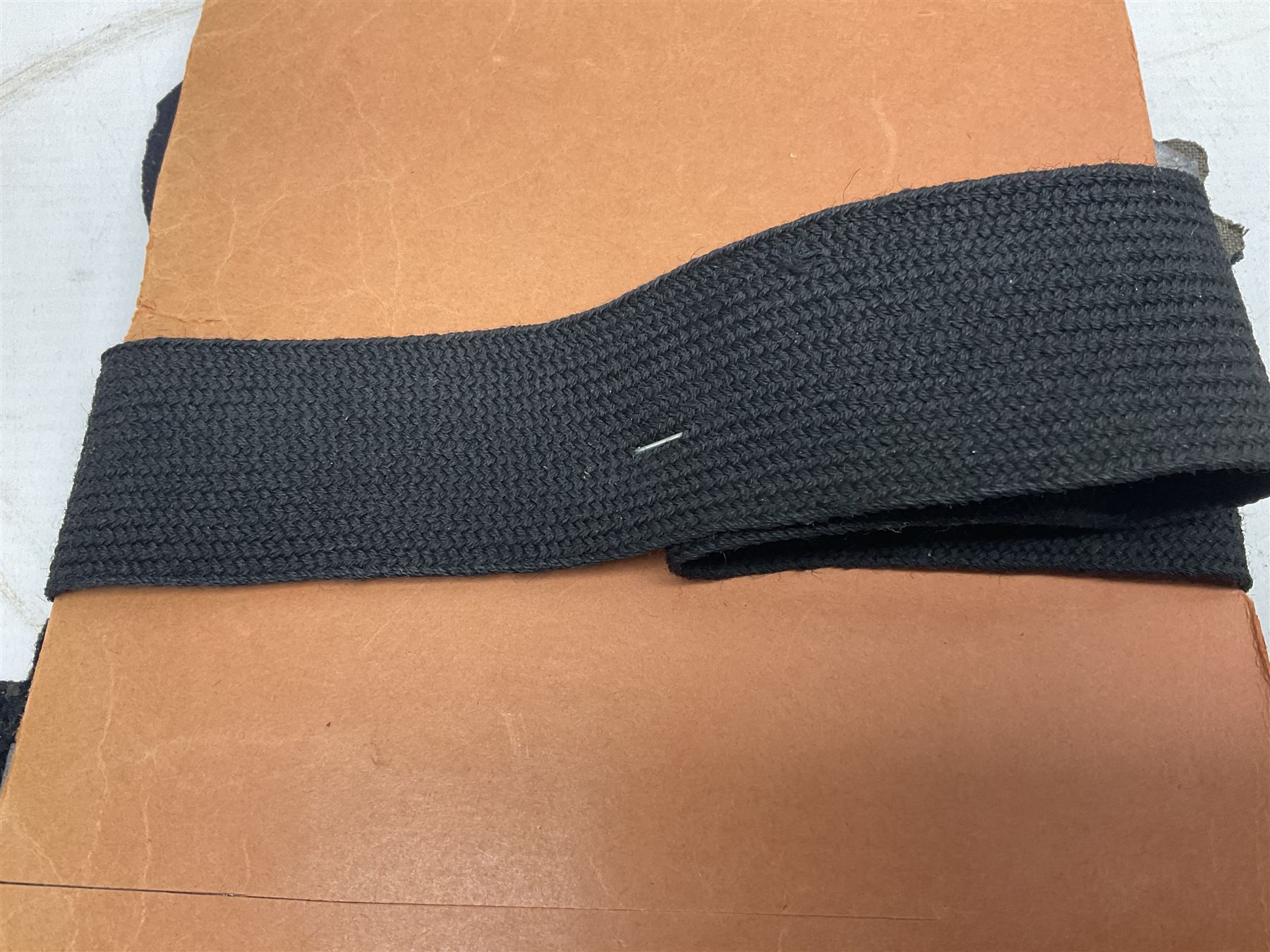 Quantity of WW1 and later Royal Navy and RAF cloth and metal badges and insignia