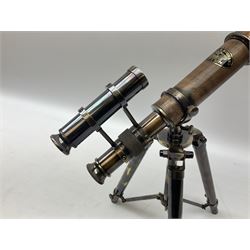 Reproduction brasses telescope on tripod stand with plaque detailed ‘Kelvin & Hughes London 1917’, H33cm