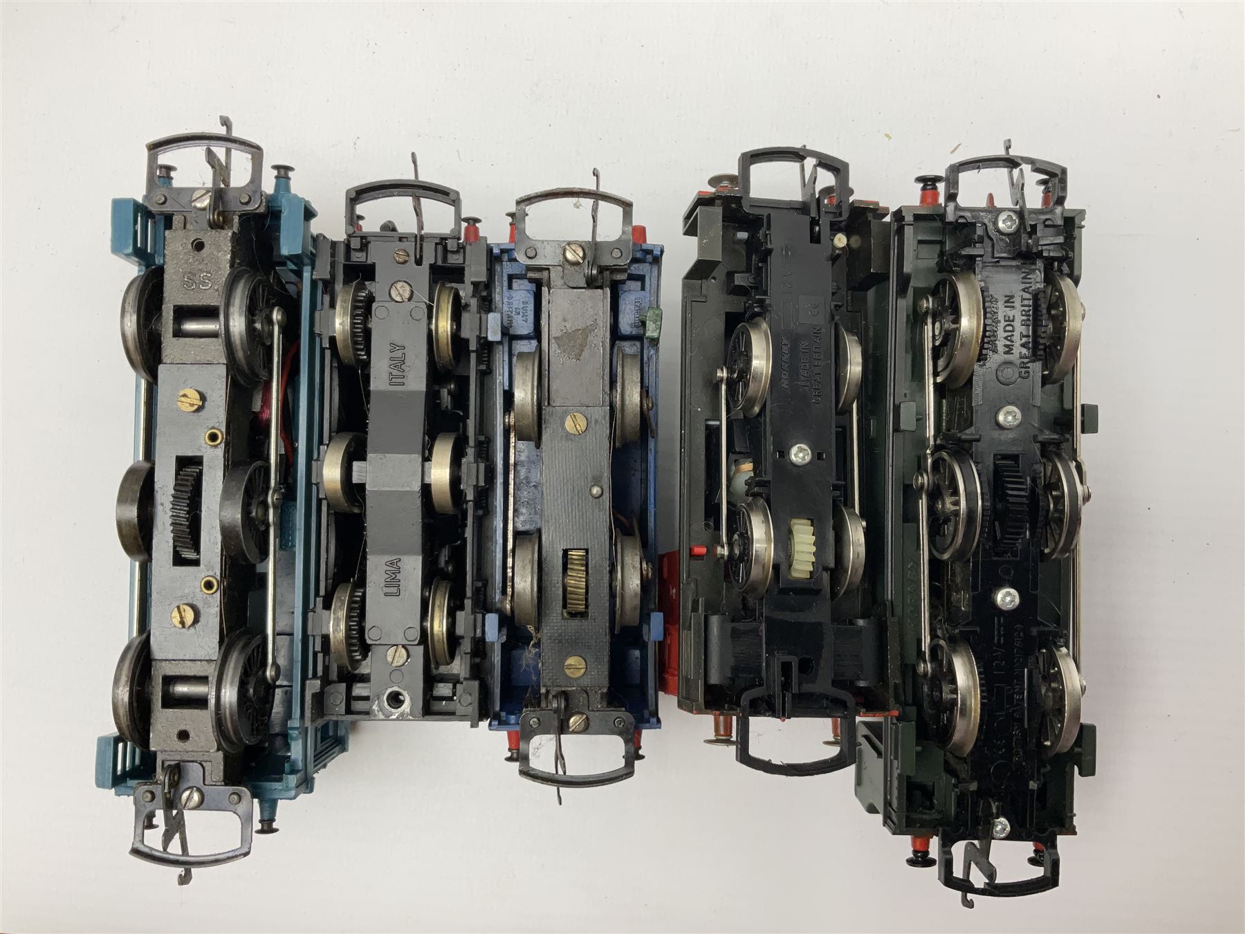 'OO' gauge - fourteen assorted playworn locomotives by Hornby, Tri-Ang, Lima etc, including 4-6-2 Flying Scotsman (lacking tender),  shunting locomotive, tank and diesel locomotives etc