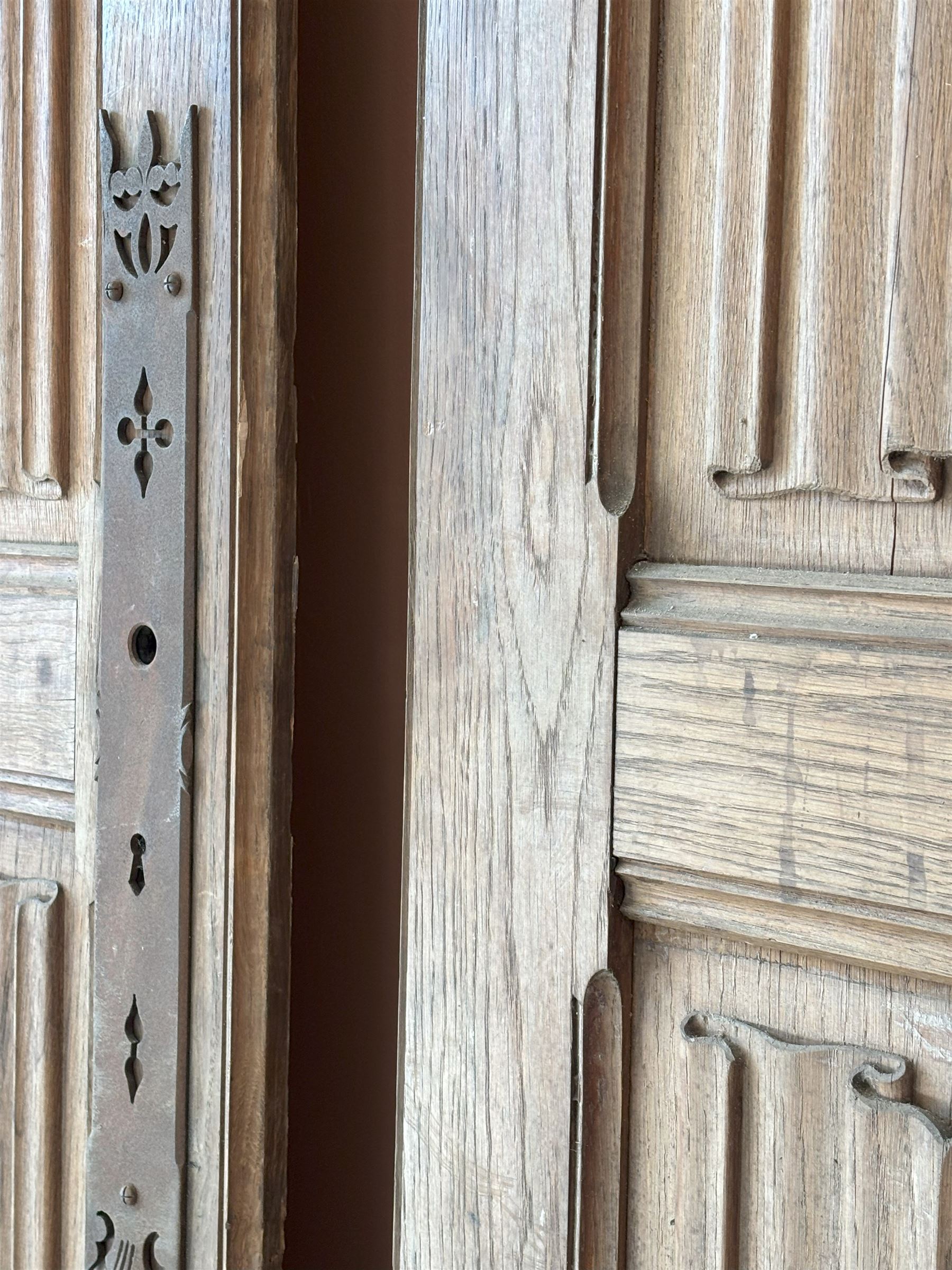 Decorative pair of French oak room screen doors, late 19th century, each having acanthus carved and turned spindles above four fielded linen fold panels. H258cm W72cm - COLLECTION BY APPOINTMENT FROM: The White House, Thirsk Road, Easingwold, York, YO61 3NF - CALL 01723 507111 TO ARRANGE