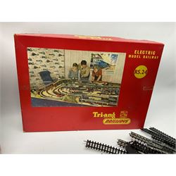 '00' gauge - Hornby Freightmaster train set with Class 31 A1A-A1A diesel locomotive No.D5572; Tri-ang RS24 train set (lacking locomotive); both boxed; three unboxed locomotives (one for spares or repair); four wagons; and quantity of track