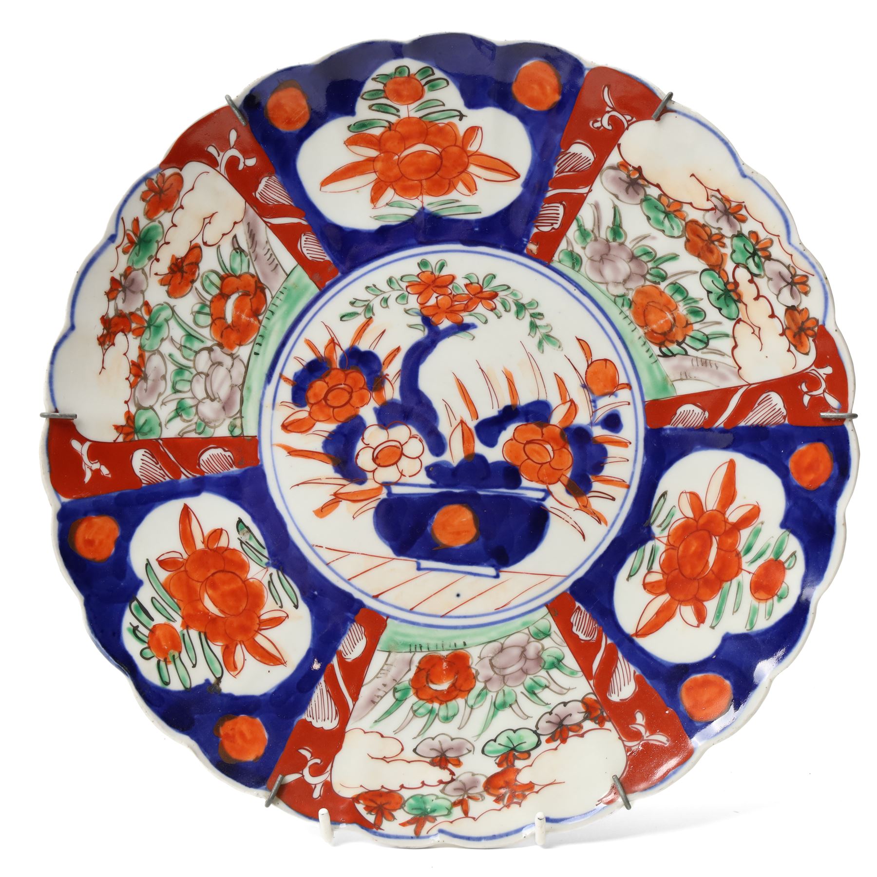 19th century Japanese rice bowl, with four character mark in underglaze blue to cover, H9cm; together with four Japanese chargers, largest D31cm (5)