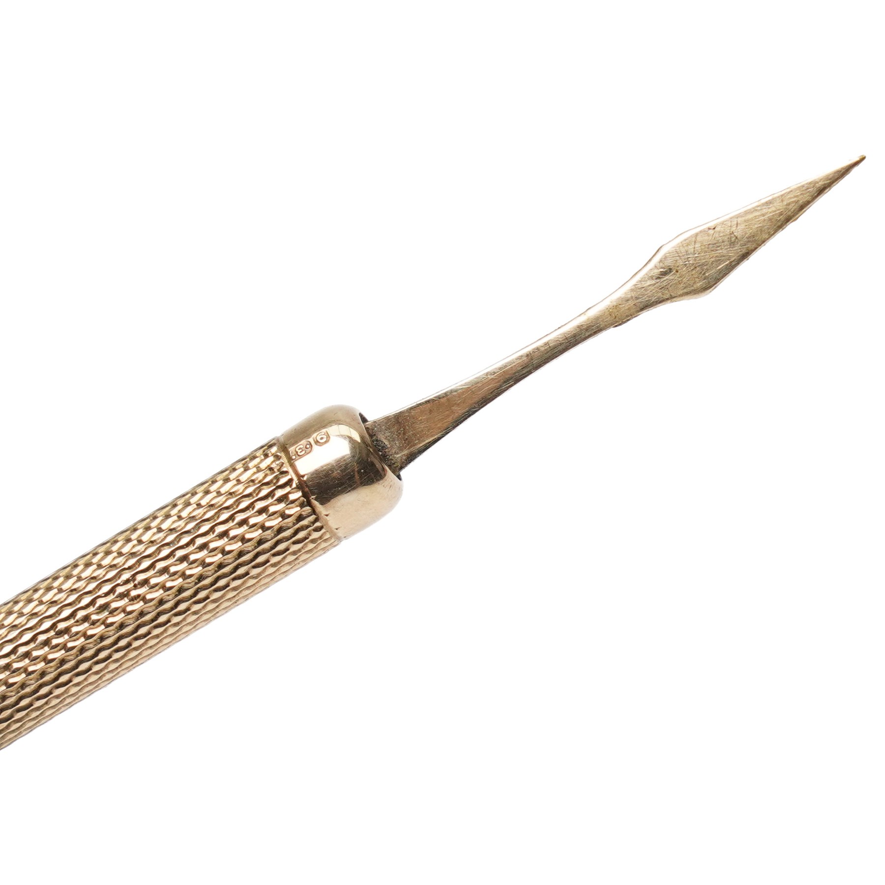9ct gold extendable toothpick with engine turned decoration, Birmingham 1967, L5cm (not extended)