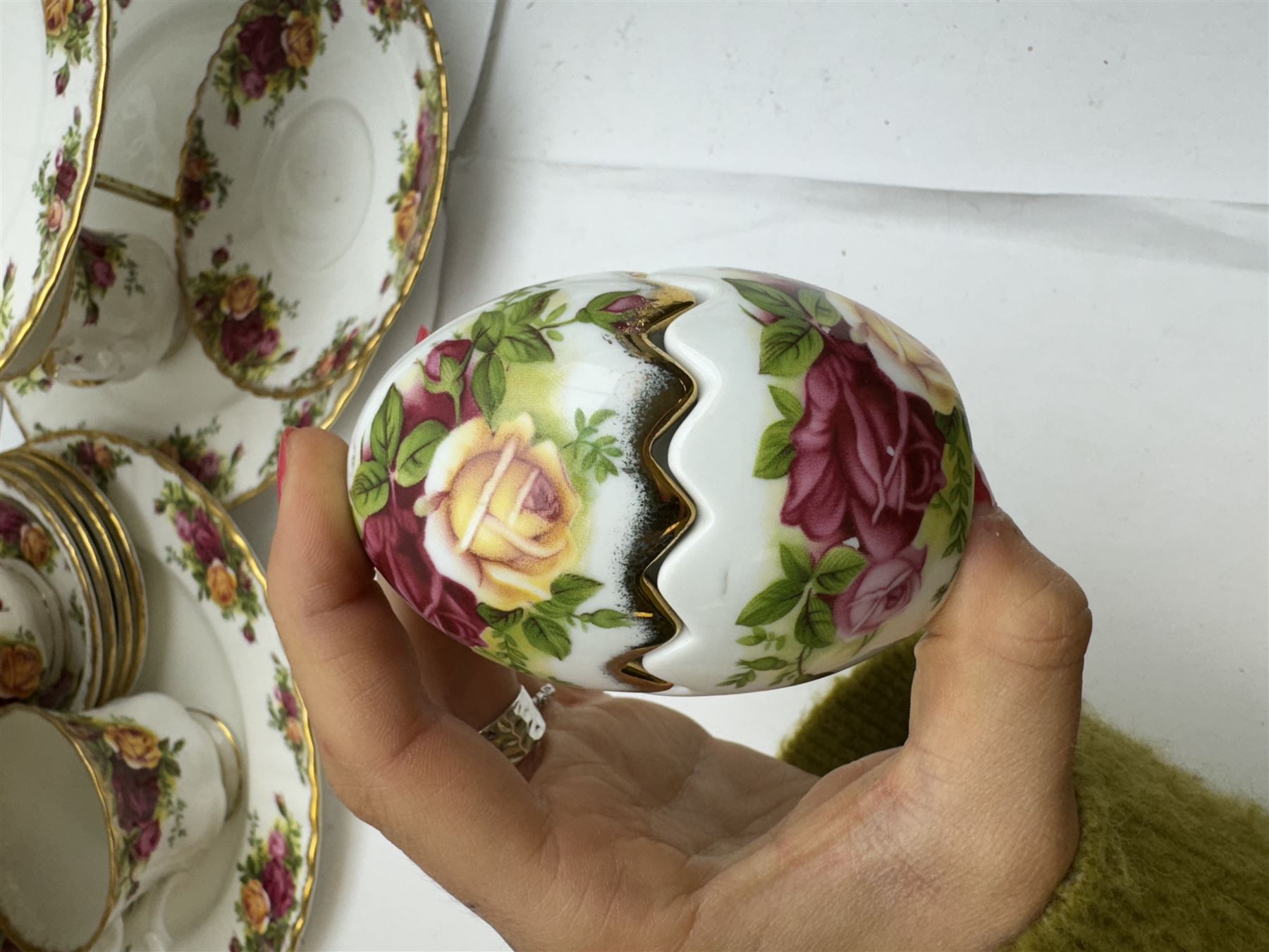 Royal Albert Old Country Roses pattern tea and dinner wares, including tiered cake stands, cake plate, napkin rings, egg cups, pierced serving platters, etc 