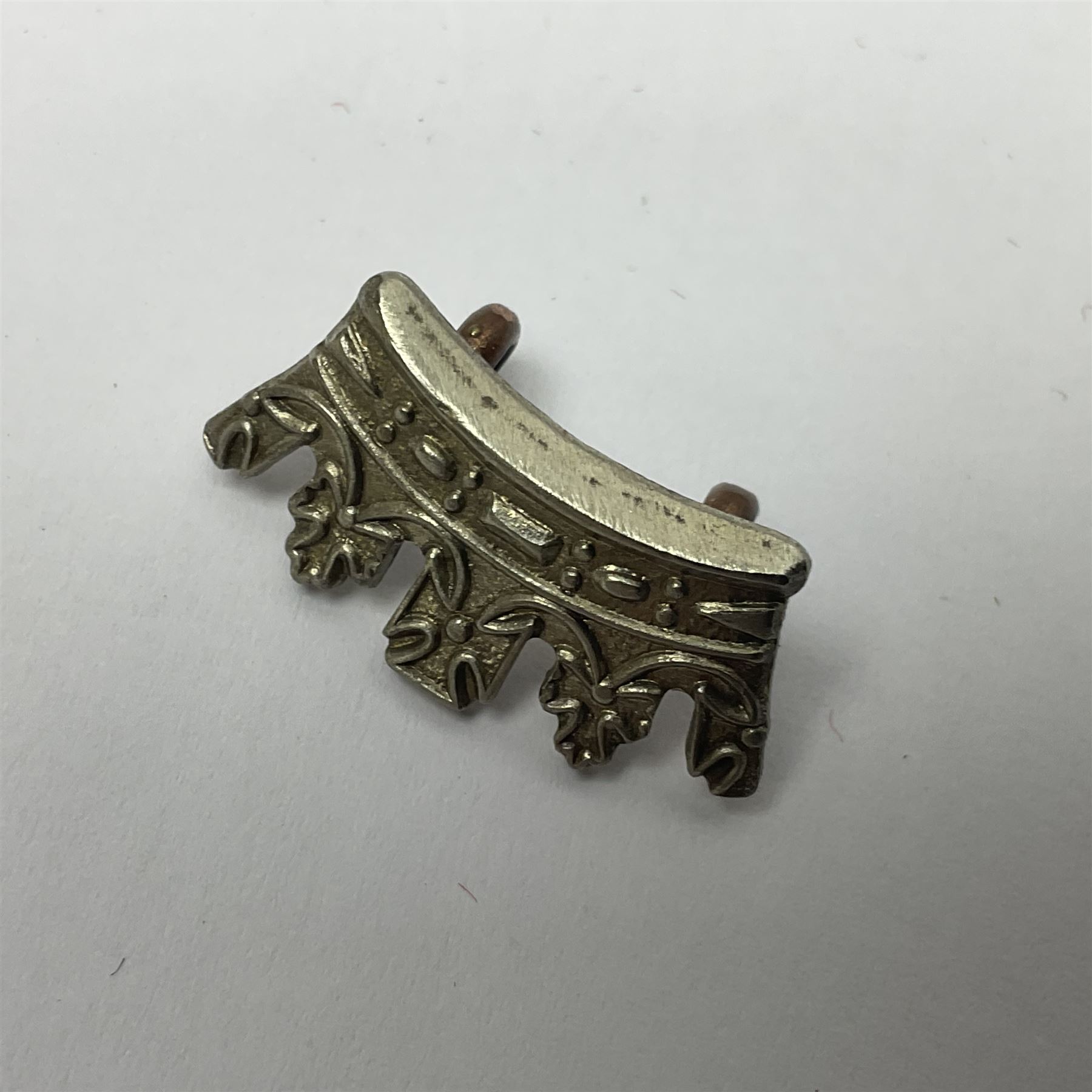 Fifteen cap badges of Irish interest including 4th Royal Irish Dragoon Guards, Connaught Rangers, Royal Irish, Munster and Dublin Fusiliers, 5th Lancers, Inniskilling Regt.,Leinster Regt., Irish Guards etc (15)