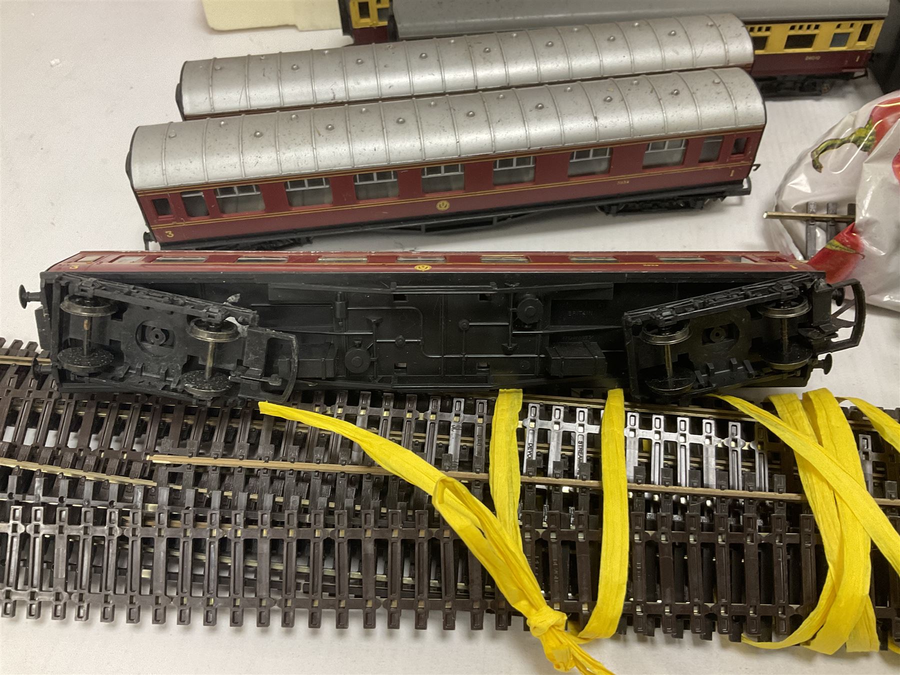 Various makers ‘00’ gauge - Hornby DCC ready LNER 4-6-2 ‘The Mallard’ no.4468 in blue with original box; Lima British Railway Class 33 Bo-Bo diesel locomotive no.33025; quantity of coaches, wagons and track to include Hornby, Lima, Tri-Ang etc (26) 